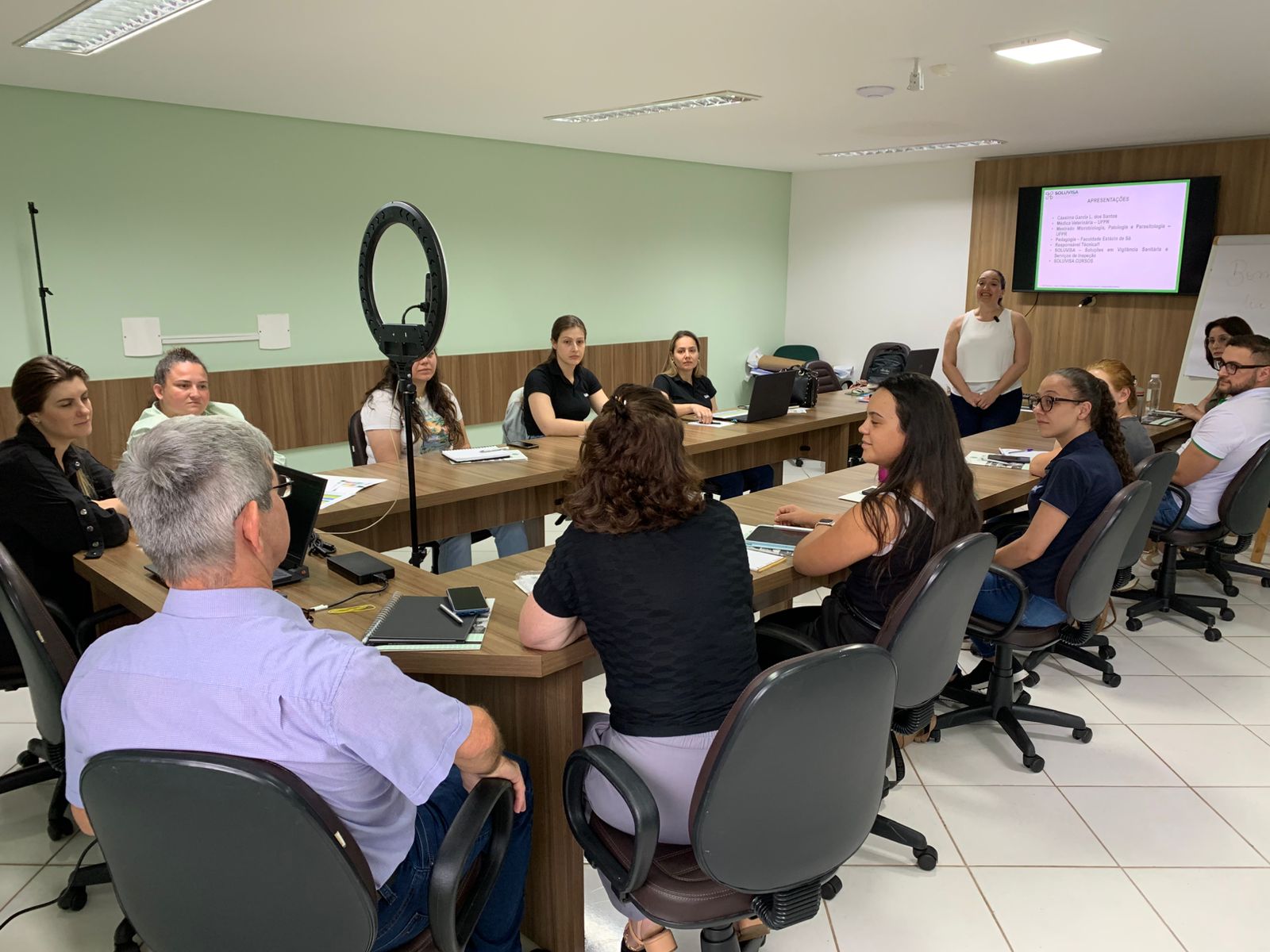 Dra. Cássima Garcia em ambiente de aula