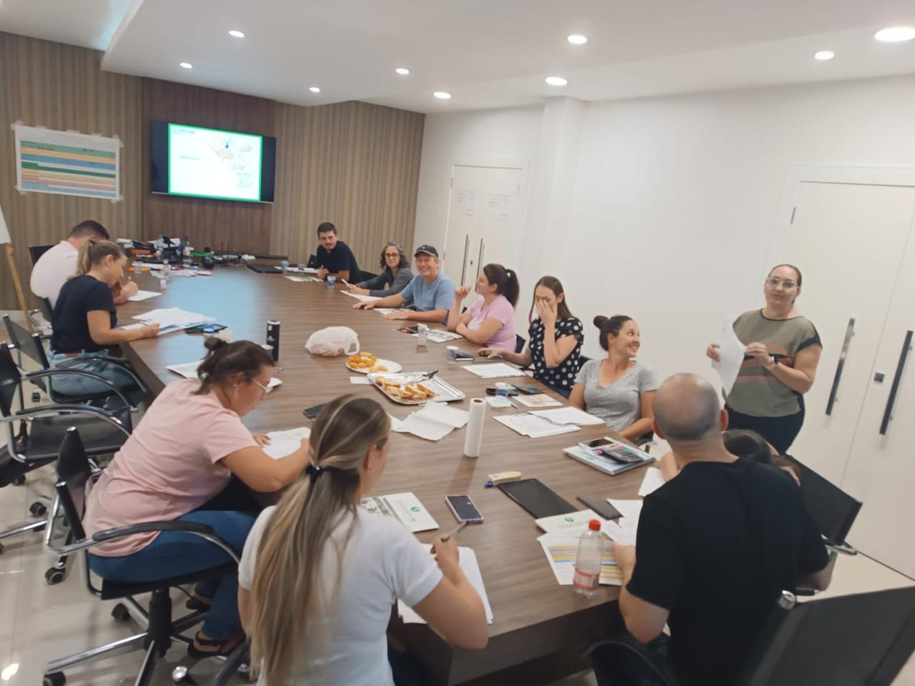 Dra. Cássima Garcia em ambiente de aula