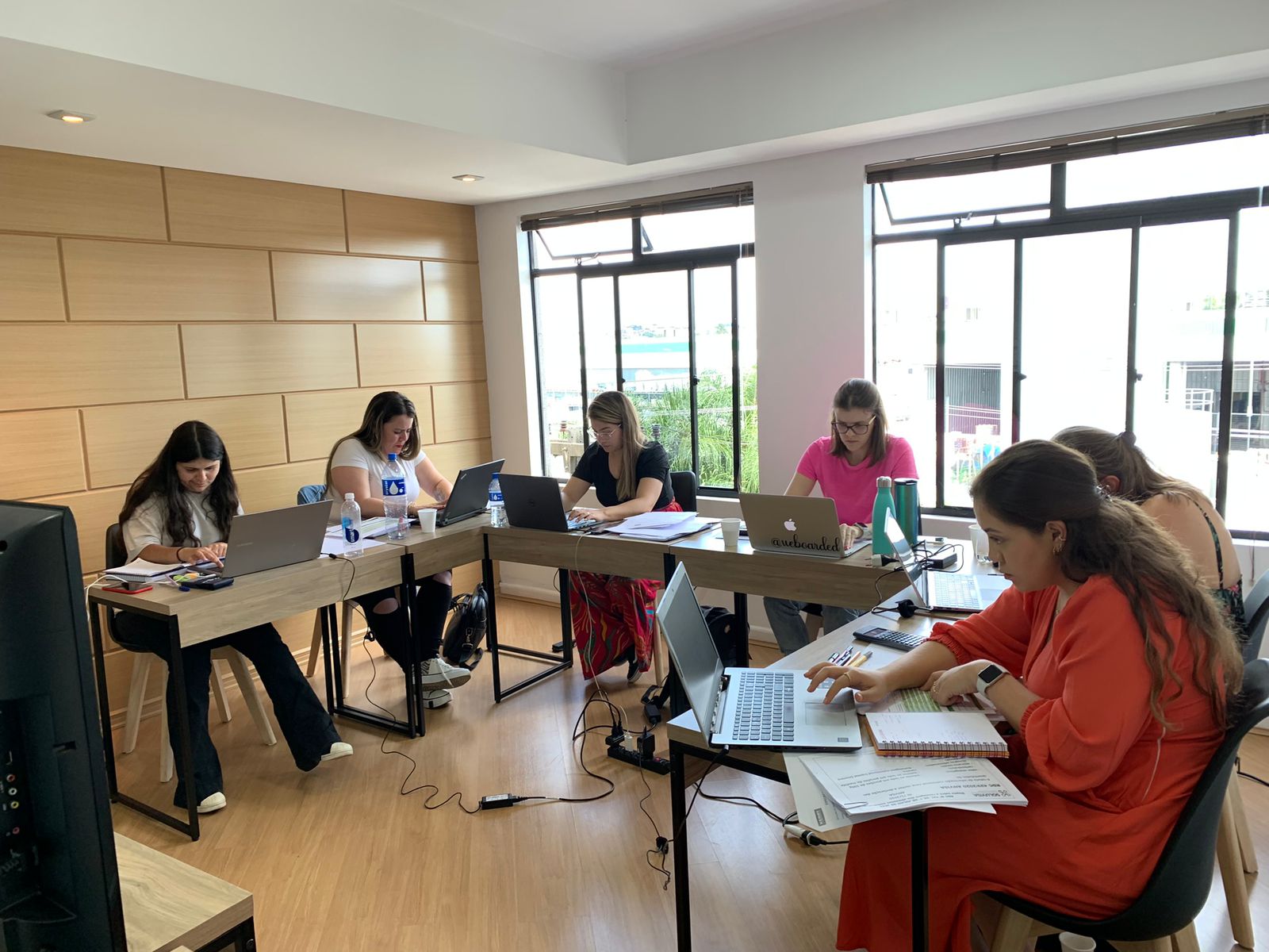 Dra. Cássima Garcia em ambiente de aula