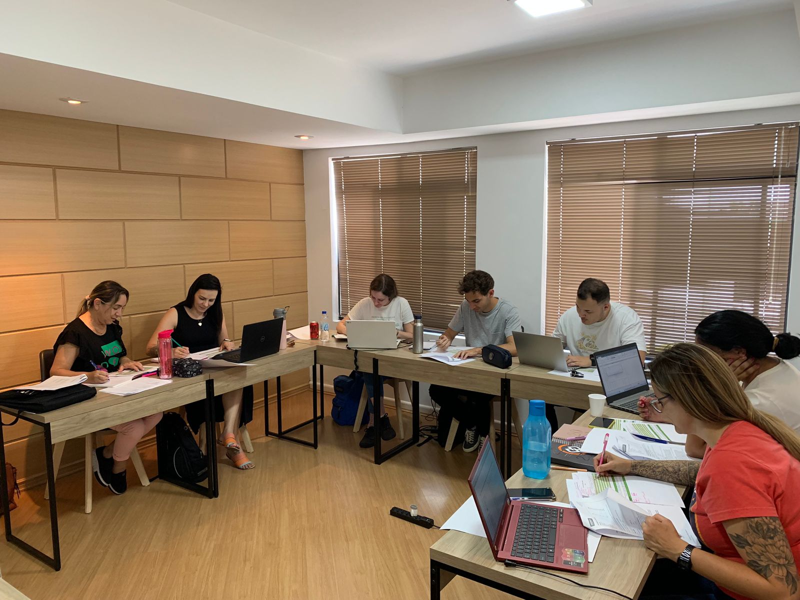 Dra. Cássima Garcia em ambiente de aula